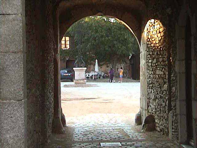 Porche de la chartreuse de Ste-Croix-en-Jarez :
              tunnel d'accès à la première cour