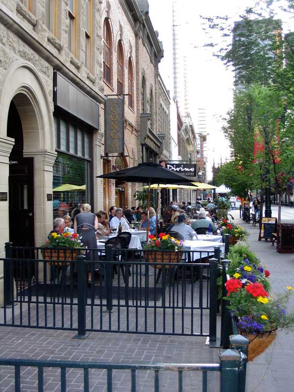 Terrasses de
                restaurant fleuries au 109, 8ème Avenue