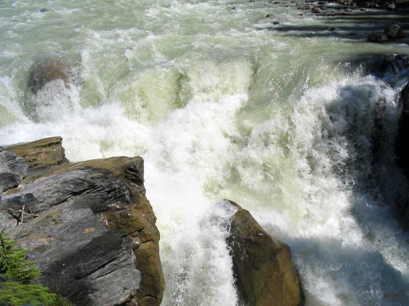 Sunwapta Falls : le
          courant