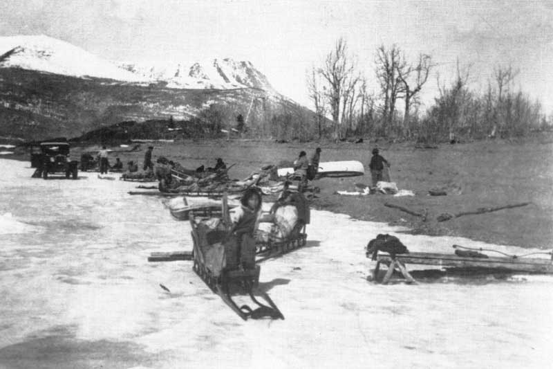 Teslin : voiture deJohnston et traineaux sur le lac
                gelé