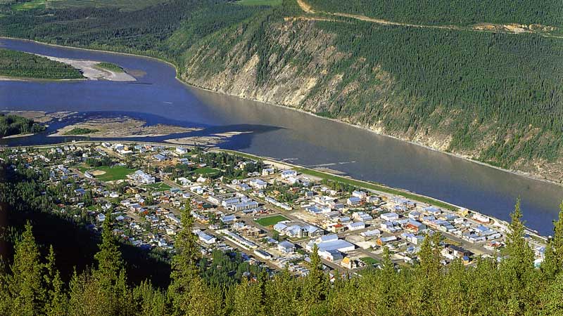 Dawson City au bord du Klondike depuis
                      Midnight Dome