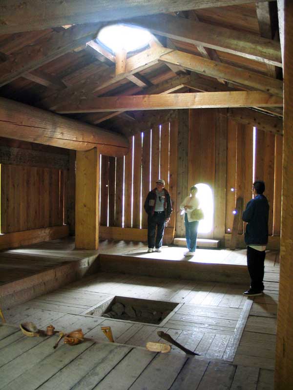 Dans la longue maison des Haïdas, le foyer central