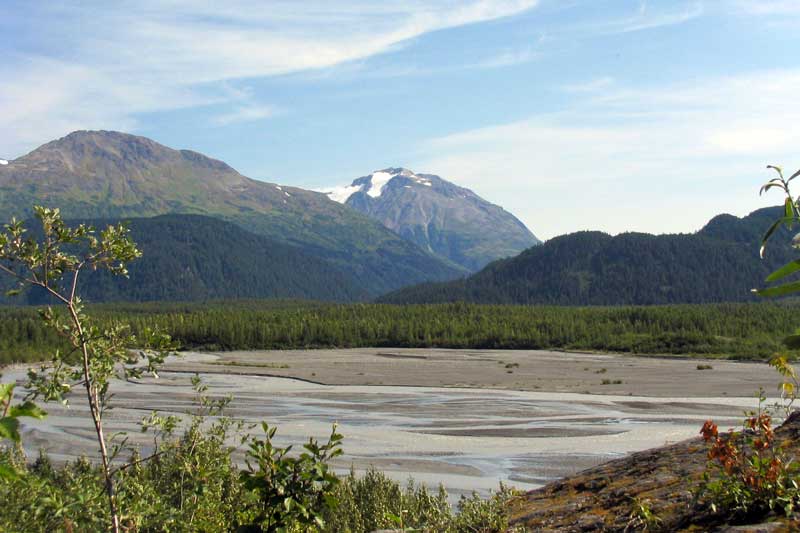 La riviere s'elargissant au pied du glacier