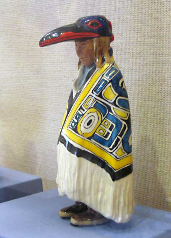 Haida portant masque oiseau et une couverture
                      cérémonielle