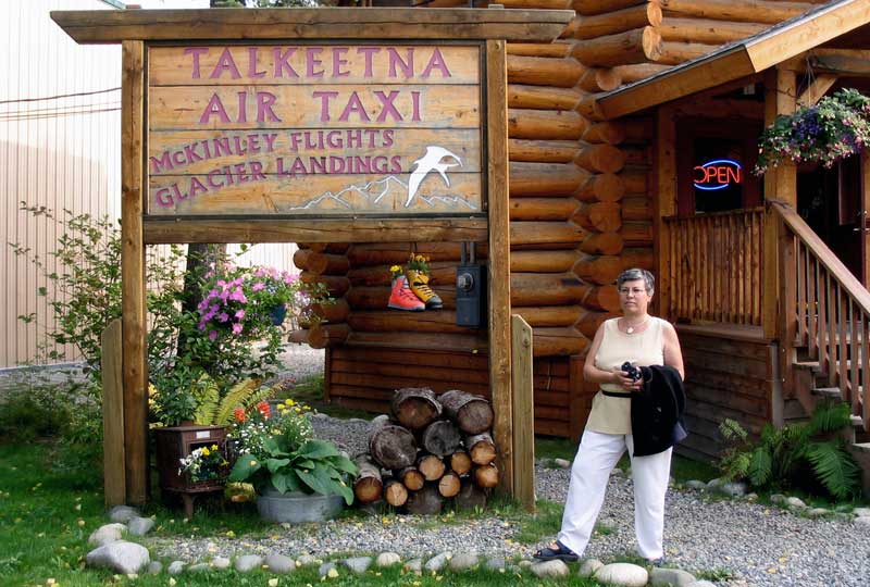 Monique devant le bureau de Talkeetna Air
                      taxi