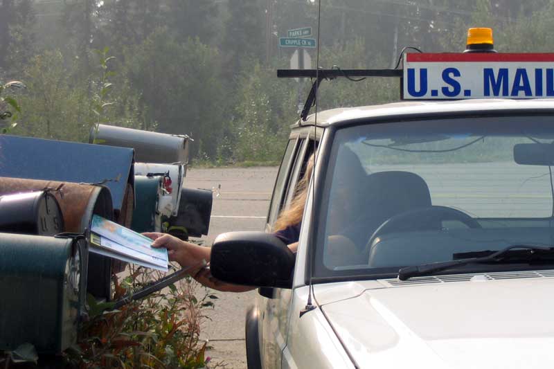 Postière distribuant le courrier (de face) au
                    volant (à droite)
