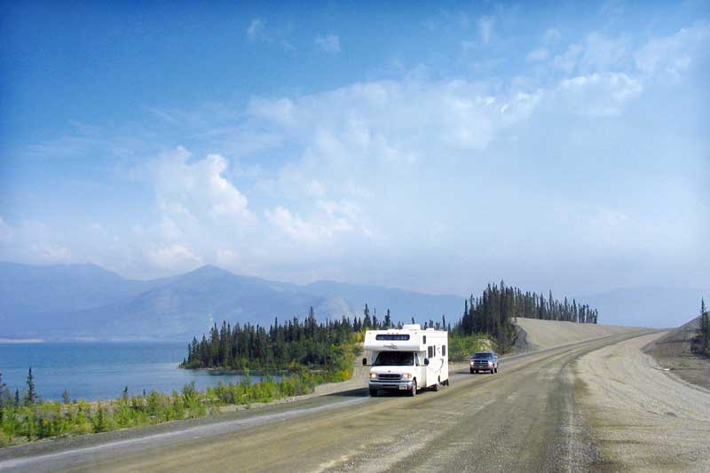 L'Alaska Hwy serpentant le long de Kluane Lake
