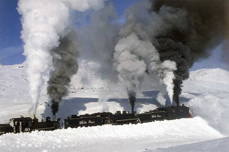 Les deux locos et le chasse-neige à vapeur du
                  WP&YR
