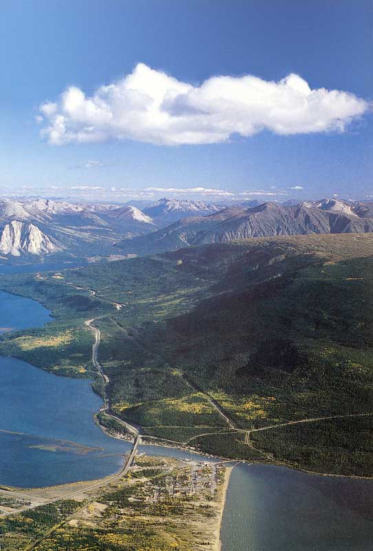 Vue aérienne du site de Carcross entre
                          lacs