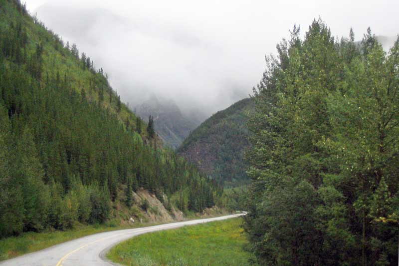 Alaska Hwy montant vers Muncho Pass