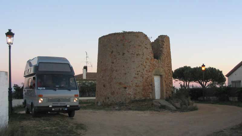 Bivouac près de la vieille tour à Sant Agaro