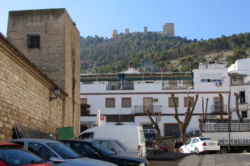 Vieille ville de Jaen au pied de son castillo et
                église Santa-Magdalena