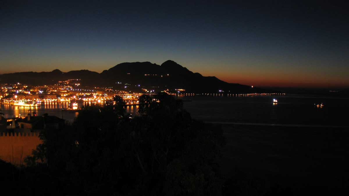 Nuit sur Ceuta et le Jbel Moussat