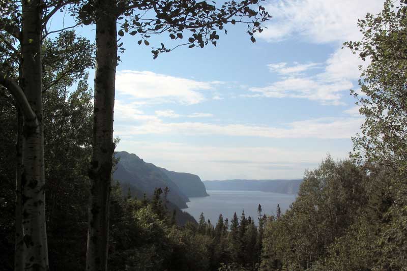 Anse-de-Tabatiere-le-Saguenay-vers-amont et
                      le cap-trinite