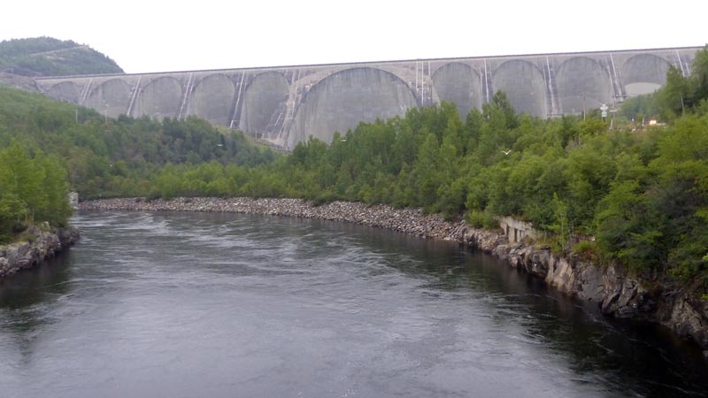 Le barrage
            Daniel-Johnson et son déversoir en aval