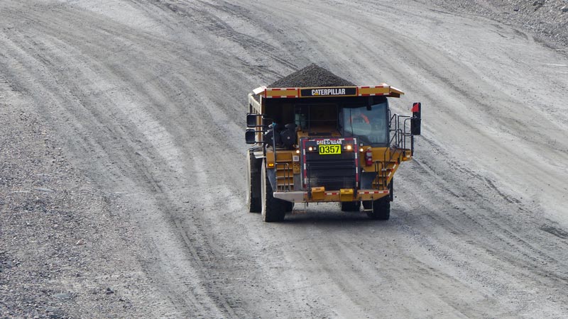 Mine de Mont-Wrigt : gros camion de 260 T
                transportant le minerai vers l'usine de traitement
