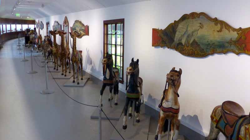 Circus Building : la galerie avec les animaux sculptés du
        carrousel