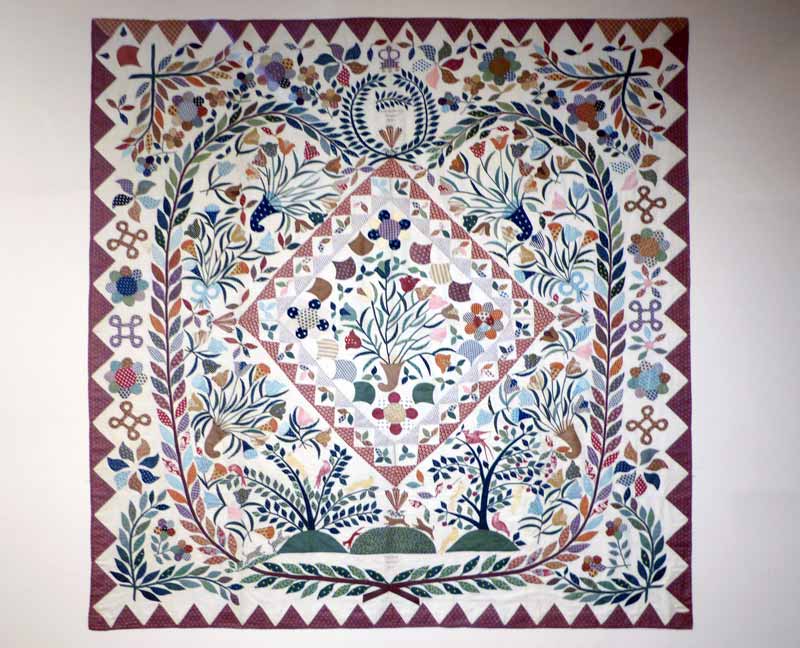 Hat & Fragrance Textile Gallery : Courtepointe
              Cornupia en appliqué et piece & médaillon floral
              1814 par Ann Robinson
