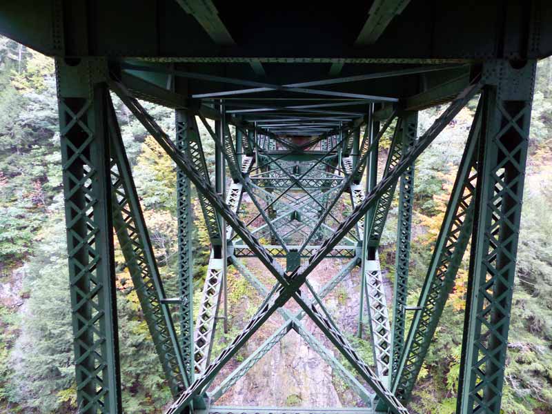 Structure du pont métallique de 1911 au-dessus de
                Quechee Gorge