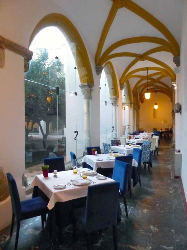 Evora-Convento-dos-Loios-restaurant-dans-le-cloitre.