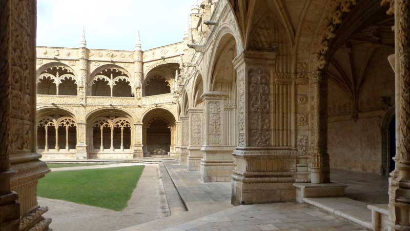 Mosteiro-dos-Jeronimos-grand-cloitre