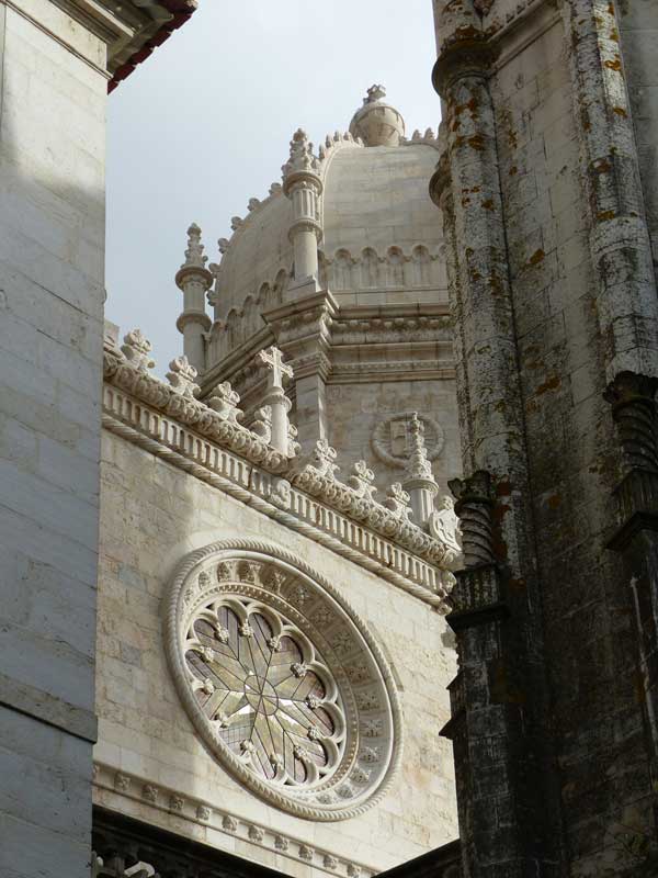 Rosace et clocher de l'église Santa-Maria