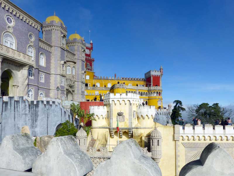 Sintra : chateau de Pena depuis la terrasse devant
              les cuisines