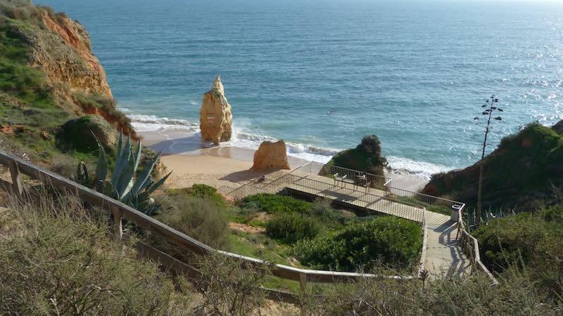 Praia do Amado escaliers descendant à la
                    plage
