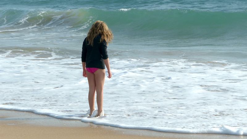 Hermione sur la plage devant les vagues