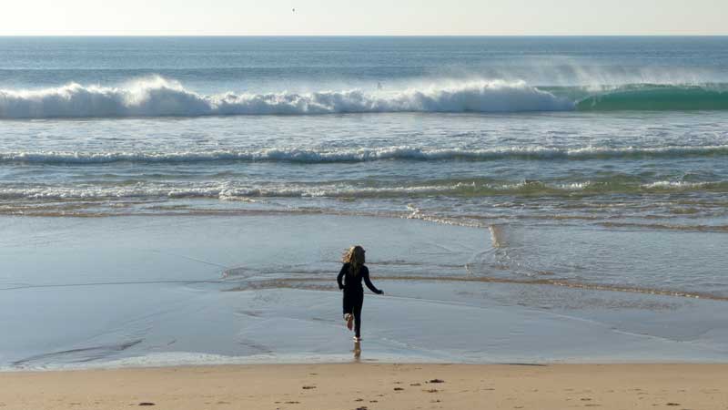 Peniche, praia do Sao Bernardino : Hermione court dans
          l'Océan