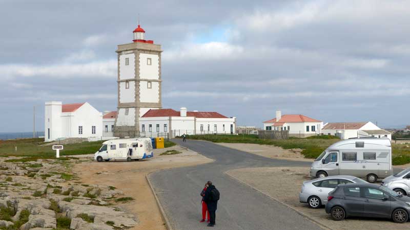 Peniche : bivouac devant le phare du Cap Carvoeiro