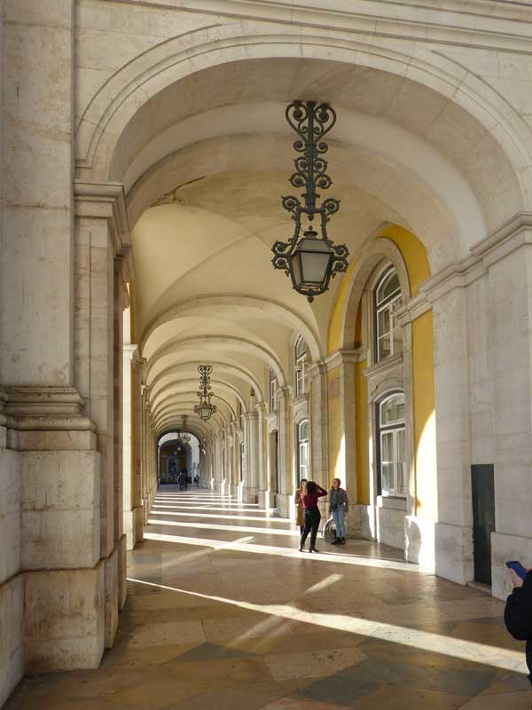Lisboa : arcades autour de la Praça do
                    Comercio