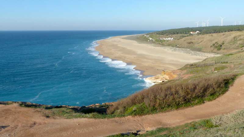 Nazaré : la Praia-do-Norte-en-descendant-vers-le-phare