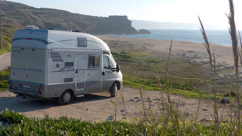 Nazare-bivouac-de-l'Exsis-devant-la-Praia-do-Norte-et-le-phare