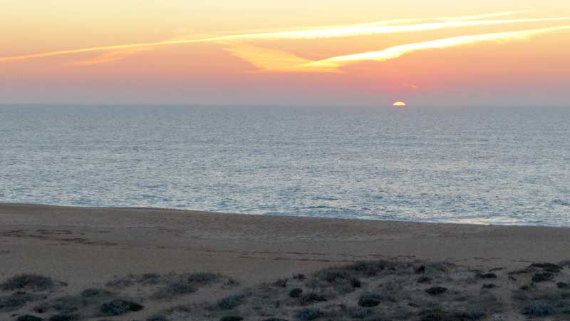 Nazare-coucher-de-soleil-sur-le-Praia-do-Norte