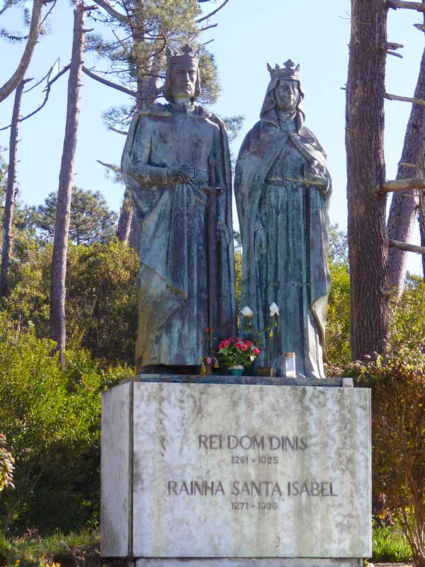 Sao Pedro de Moel : statues royales de Dom Dinis
                  et Dona Isabel