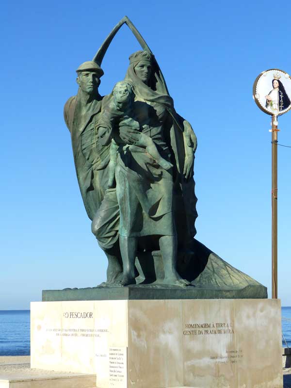 Praia de Mira : monument aux pêcheurs O Pescador