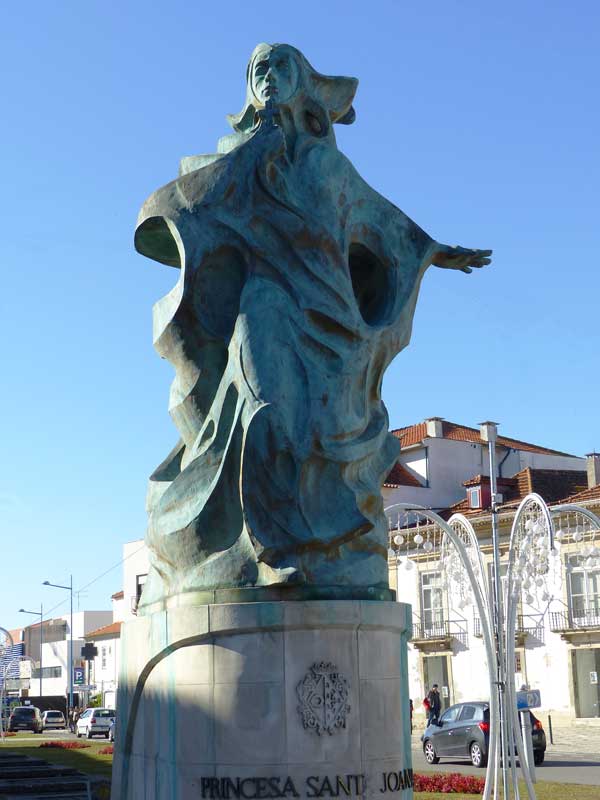Aveiro-statue-de-Santa-Joana