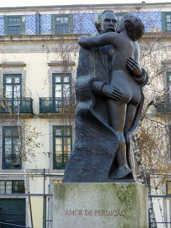 Campo-Martires-de-Patria-statue-Amor-Perdicao-par-Francisco-Simoens-2012