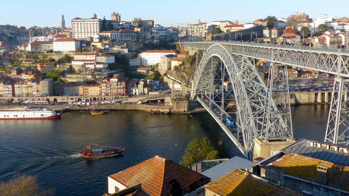 Porto le pont Luiz-I, la cathedrale et la Torre dos
              Clergidos