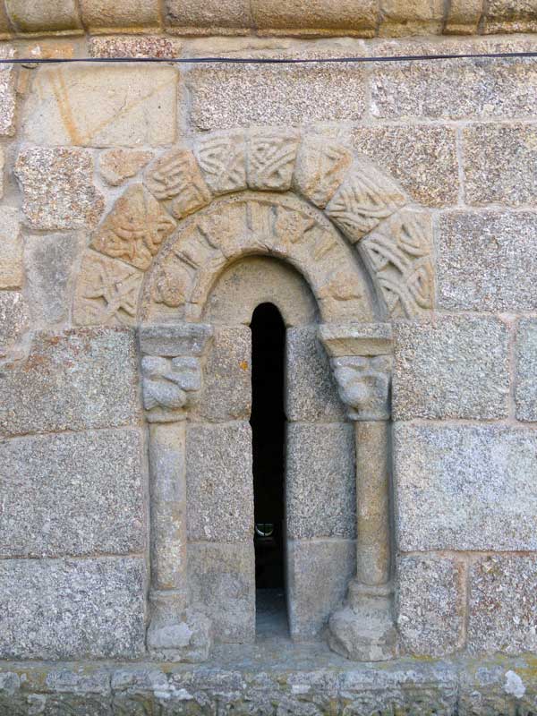 Mosteiro de Santa Maria de Carquere : fenêtre
                    de la chapelle funéraire