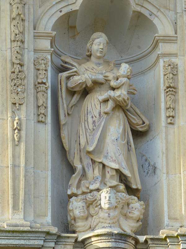 Nossa-Senhora-dos-Remedios-Vierge au Lait sur le
                  façade