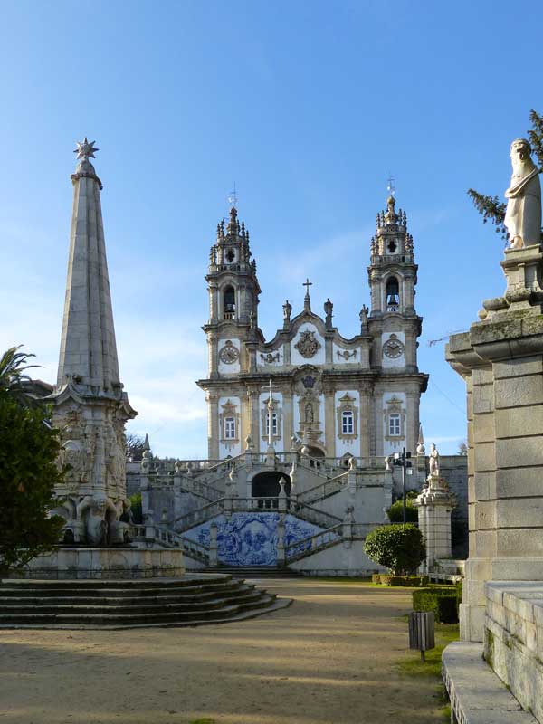 La basilique et le haut de l'escalier depuis la
                  Cour des Rois