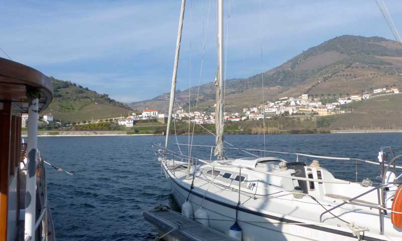 Pause déjeuner
                  devant le port fluvial de Folgosa