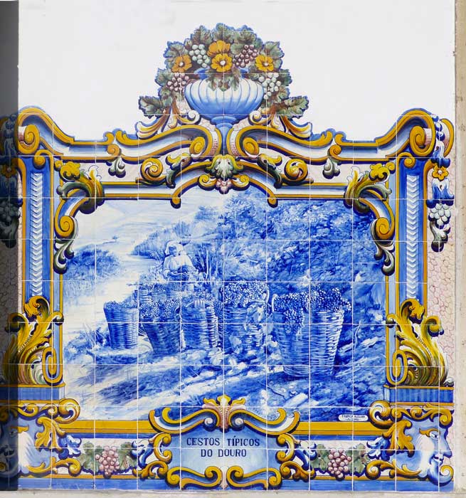 Les azulejos de la gare de Pinhão : Paniers
                  typiques du Douro