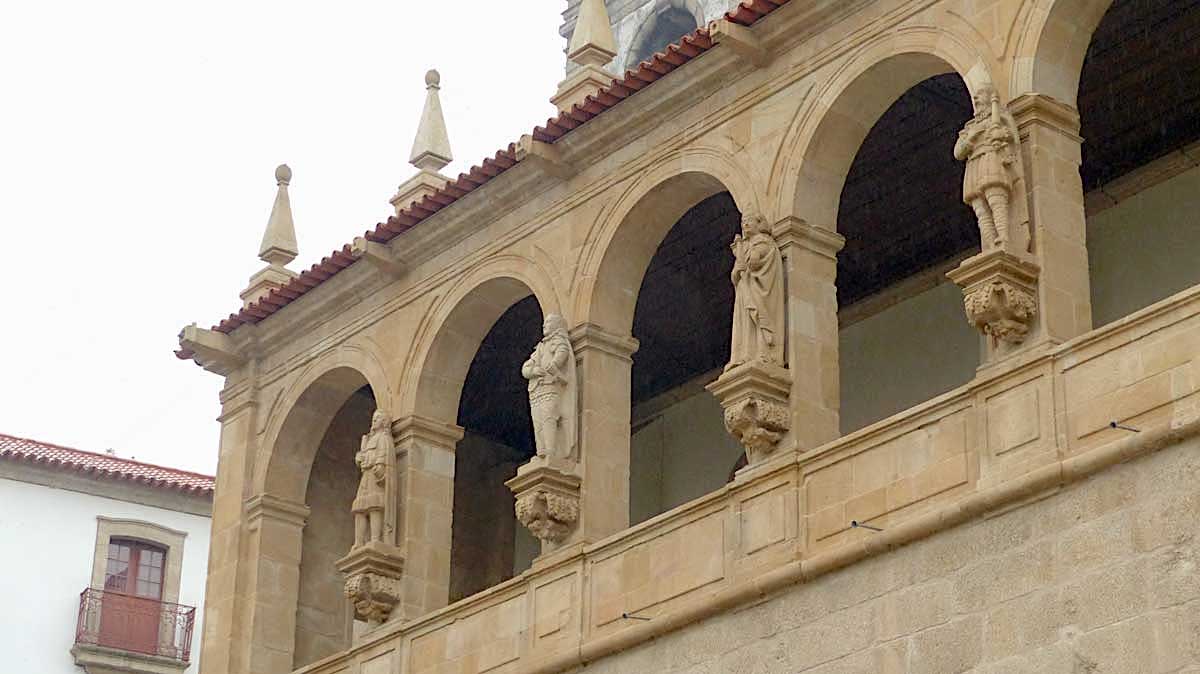 Amarante : galerie des rois bâtisseurs sur l'igreja Sao
            Gonçalo