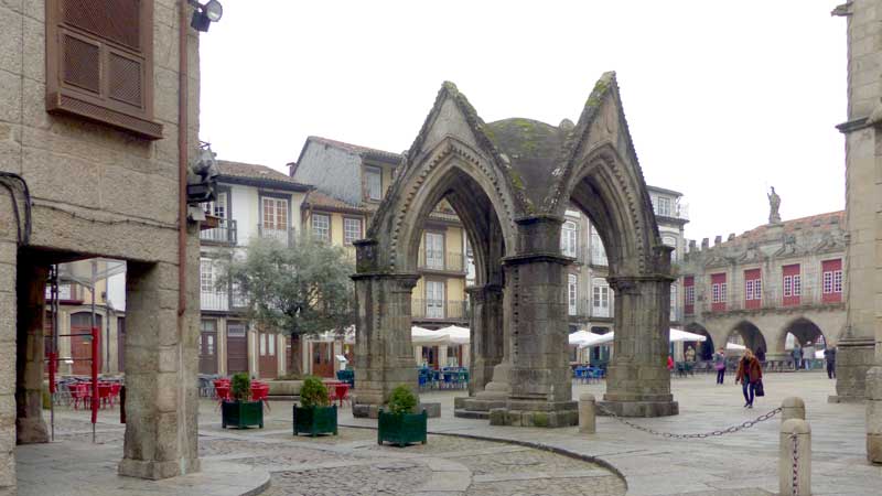 Padrao-de-Salado (1340) et Antigos Paços-do
                    Concelho