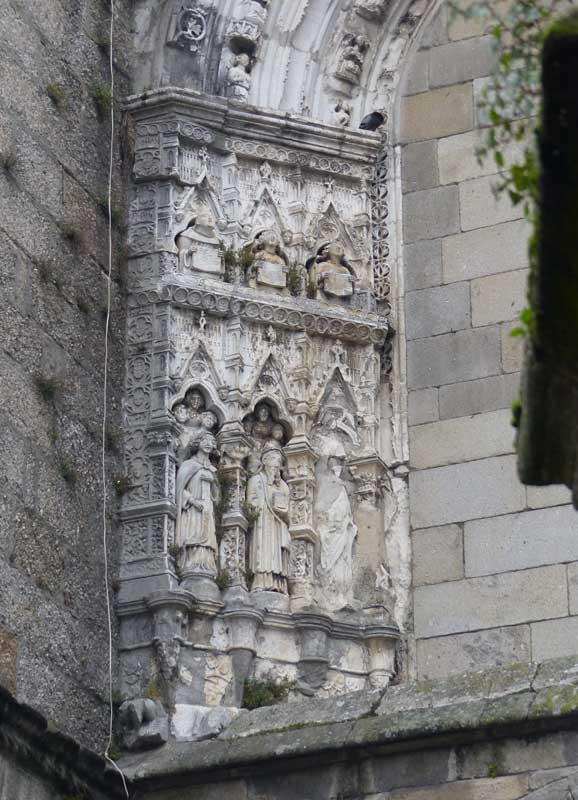 Détail du porche gothique de N.S. de Oliveira