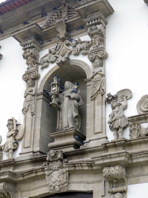 Guimaraes : Convento-de-Santa-Clara-sataue-de la
                  Sainte patronne