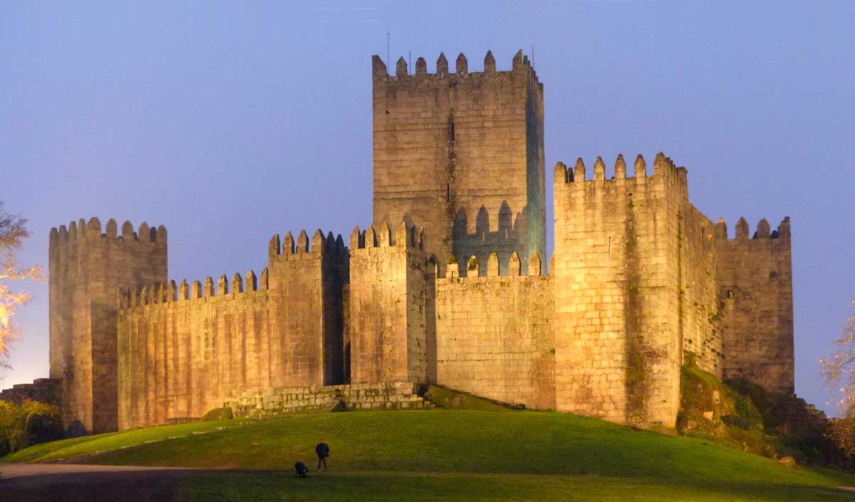 Guimaraes : la-castelo du XIe illuminé